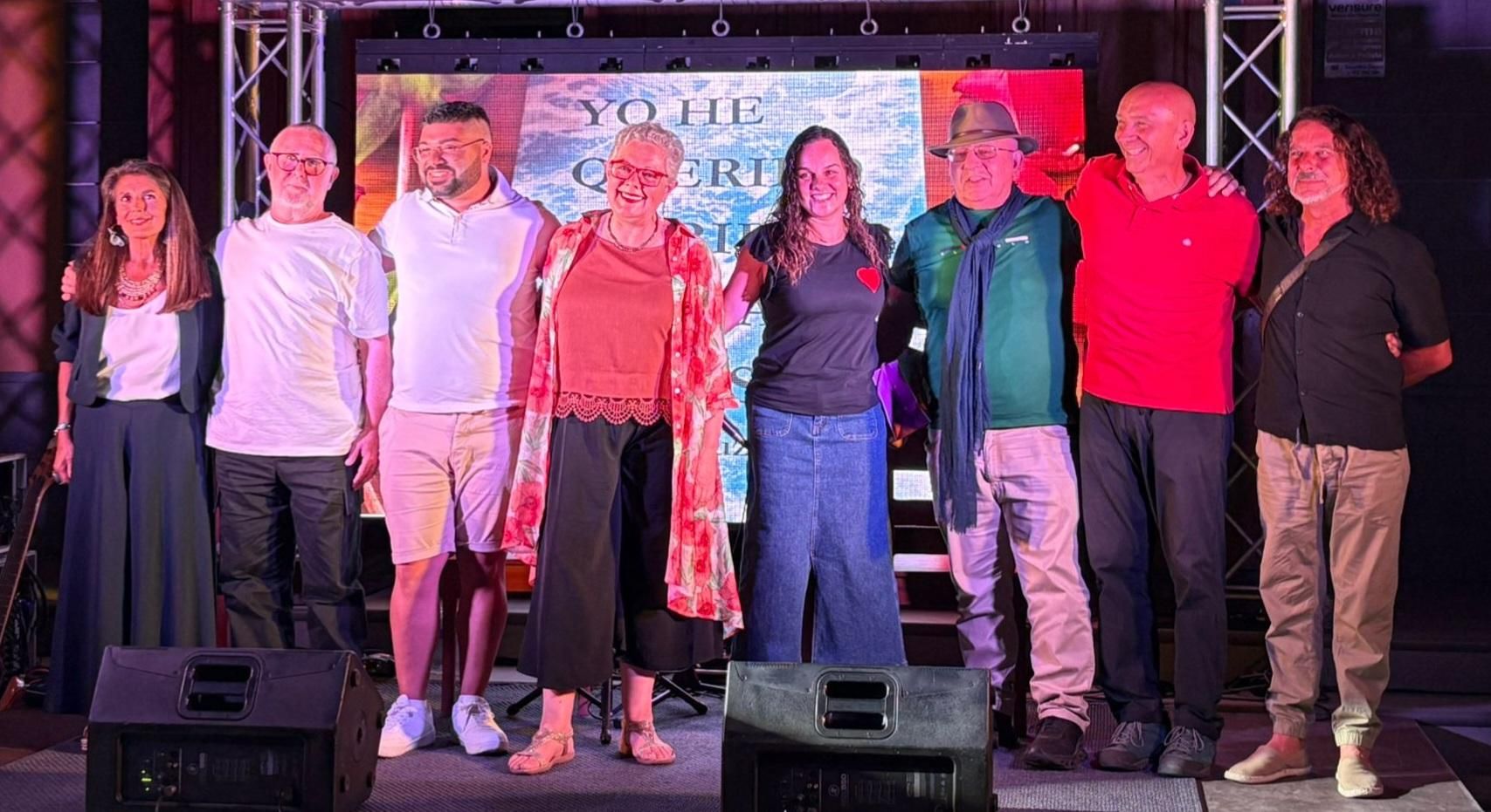 Natalio Cruz junto a los artistas invitados.