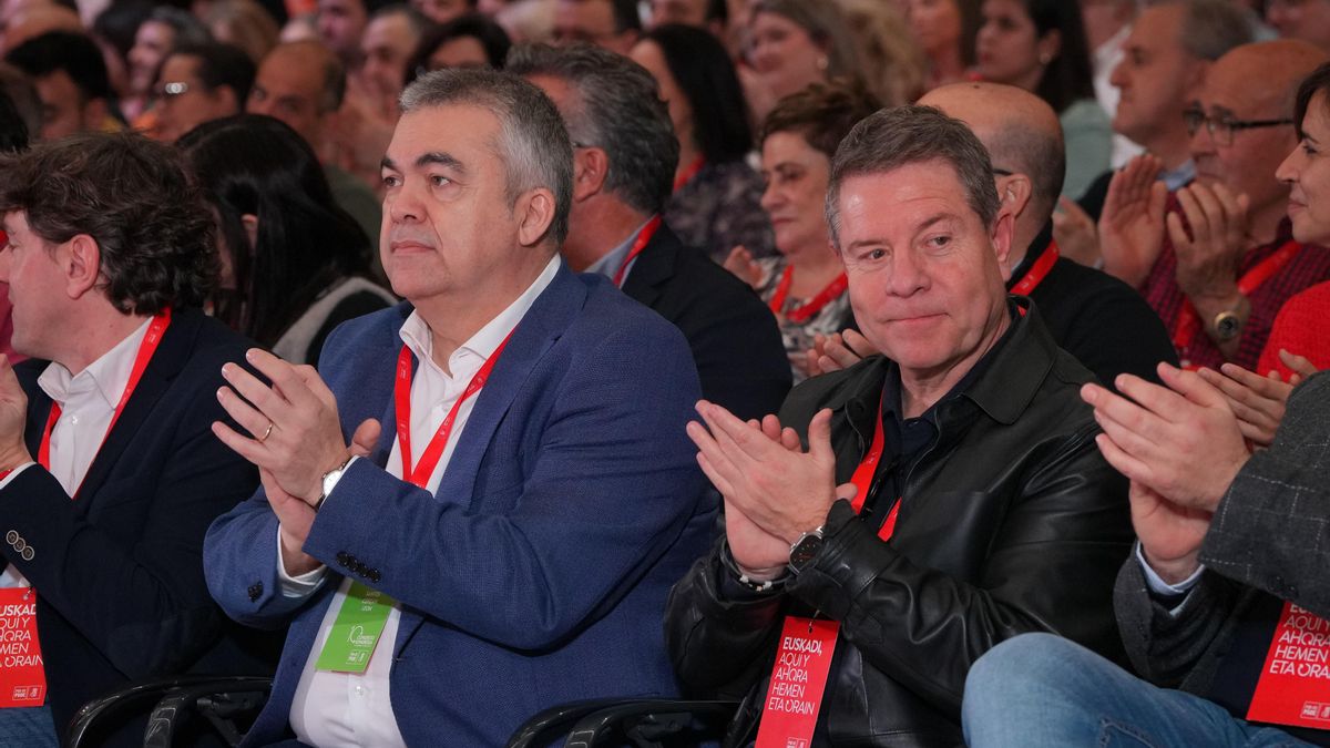 El secretario general del PSE-EE, Eneko Andueza, el secretario de Organización del PSOE, Santos Cerdán, y el presidente de Castilla-La Mancha, Emiliano García-Page, durante la clausura del 10º Congreso del PSE-EE.