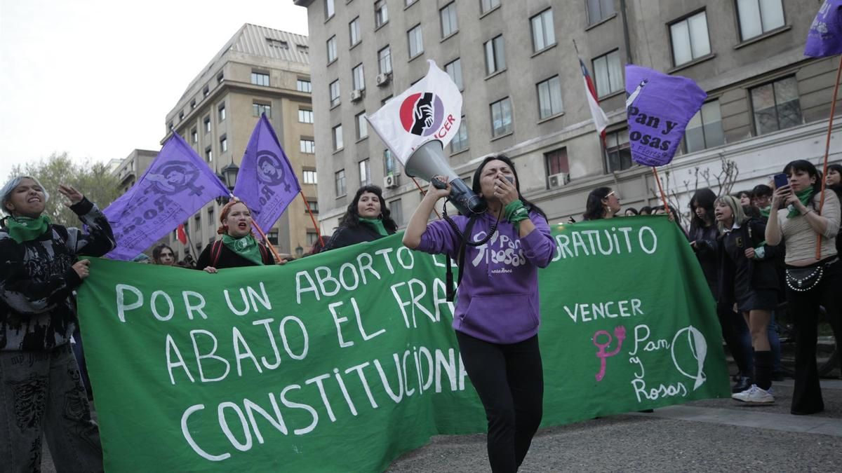 Mujeres se manifiestan durante el Día por la Despenalización y Legalización del Aborto, en Santiago (Chile).