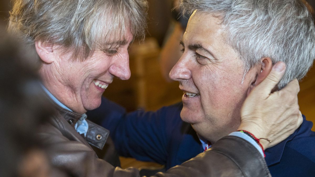 Carlos Martínez felicita a Javier Antón tras tomar posesión del cargo de alcalde de Soria, este lunes en el pleno municipal.