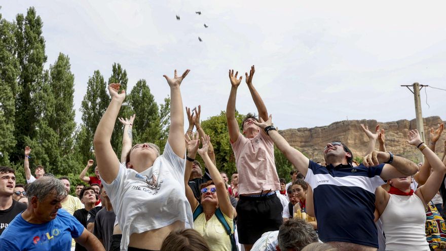 Unos 2.500 panes y 60 kilos de queso en porciones 'llueven' sobre Quel (La Rioja)