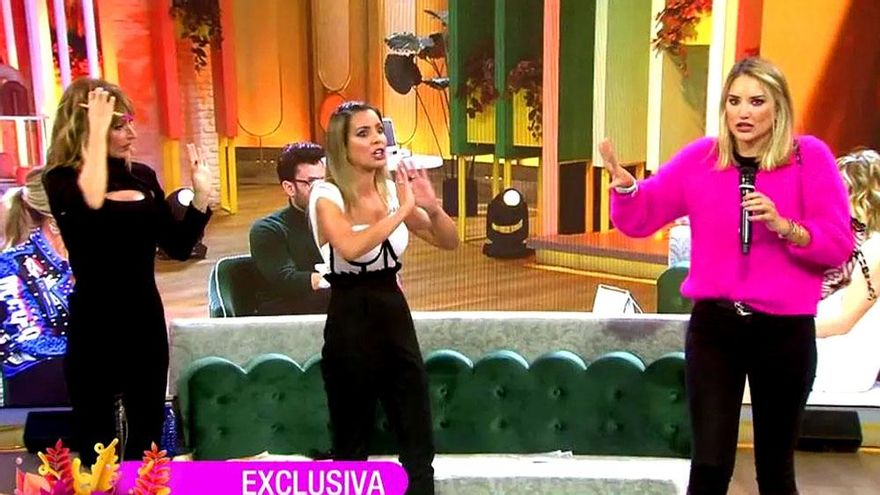 Emma García, Bea Jarrín y Alba Carrillo, en el plató de 'Fiesta'
