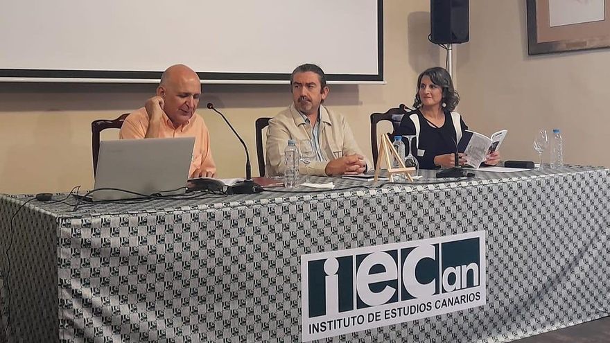 El autor, Justo Roberto Pérez Cruz, el subdirector del IECAN, Roberto González, y la autora del prólogo, Isabel Karely León en un momento de la presentación.