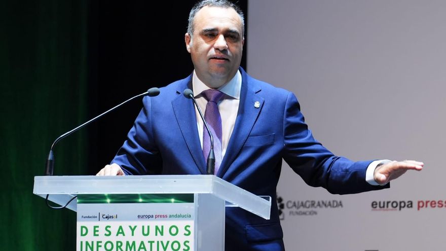 Archivo - El presidente de la Diputación de Granada, Francis Rodríguez, en un desayuno de Europa Press en el Teatro CajaGranada, en imagen de archivo