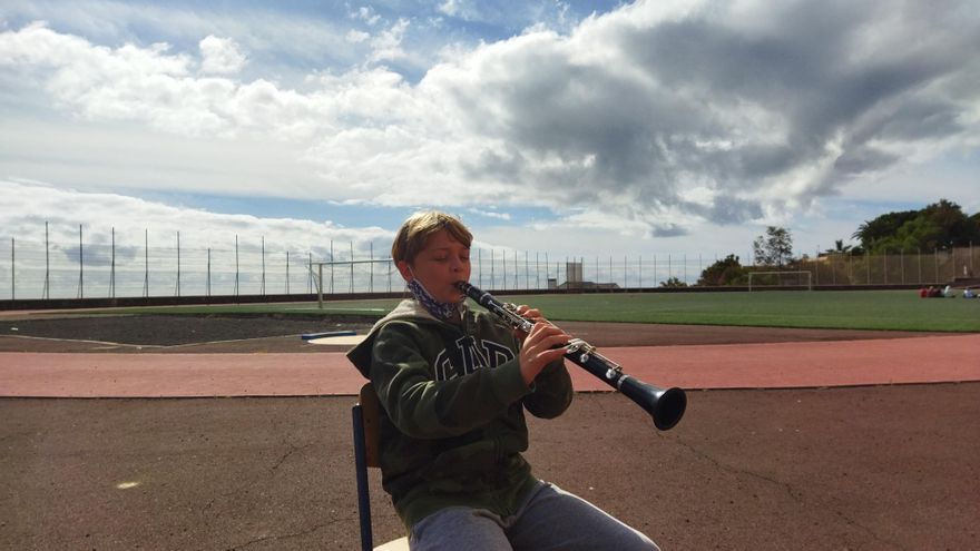 Un alumno del Colegio Alemán Santa Cruz de Tenerife practica con un instrumento de viento.