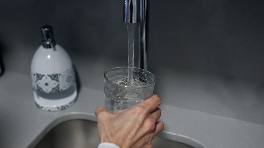 Archivo - Una persona llena un vaso de agua de un grifo.-ARCHIVO