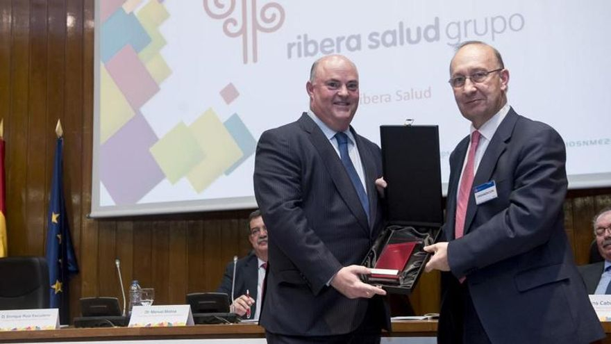 El director general de Ribera Salud, Alberto de Rosa (i), recogió recientemente un premio a la mejor política de transparencia.