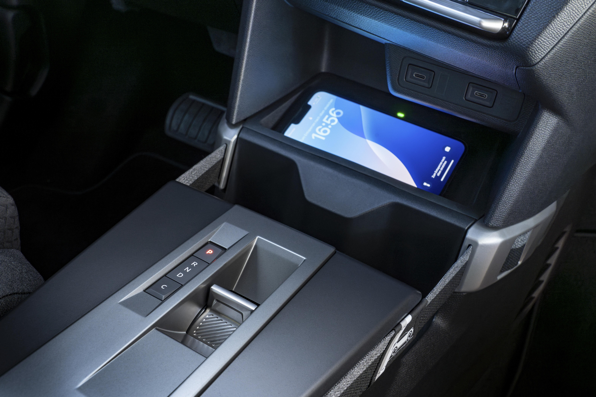 Detalle del sistema Flex Strap y del cargador inalámbrico para móviles.