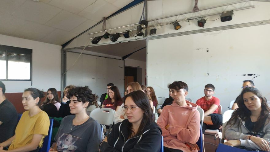 Asistentes a una de las charlas organizadas por Recartografías.