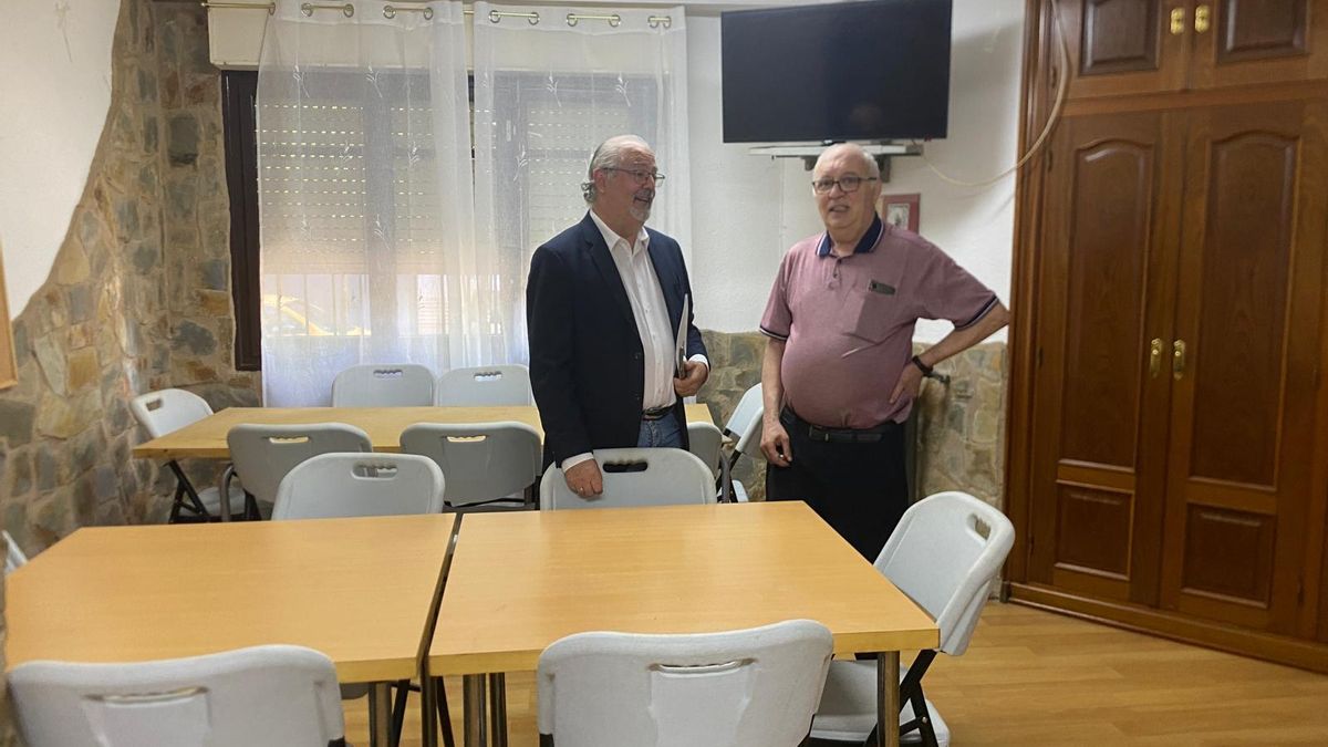 Manuel Heras enseña el salón paras las personas mayores