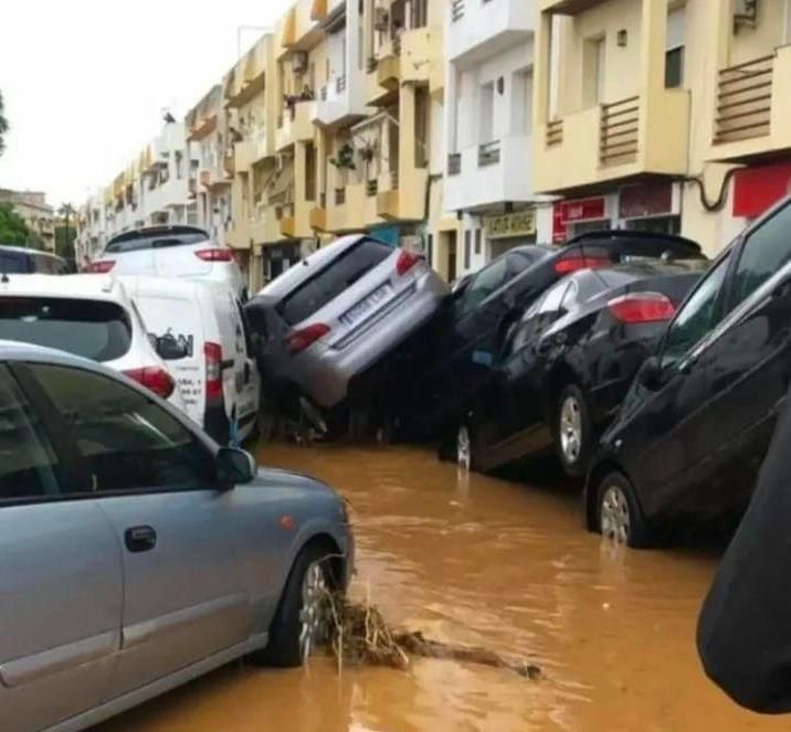 Automóviles arrastrados por la riada hasta la calle Rubalcaba