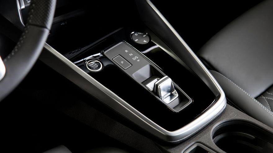 La transmisión del nuevo Audi A3 Sportback se maneja con un selector 'by wire', esto es, sin conexión mecánica, que el conductor puede accionar con movimientos secuenciales.