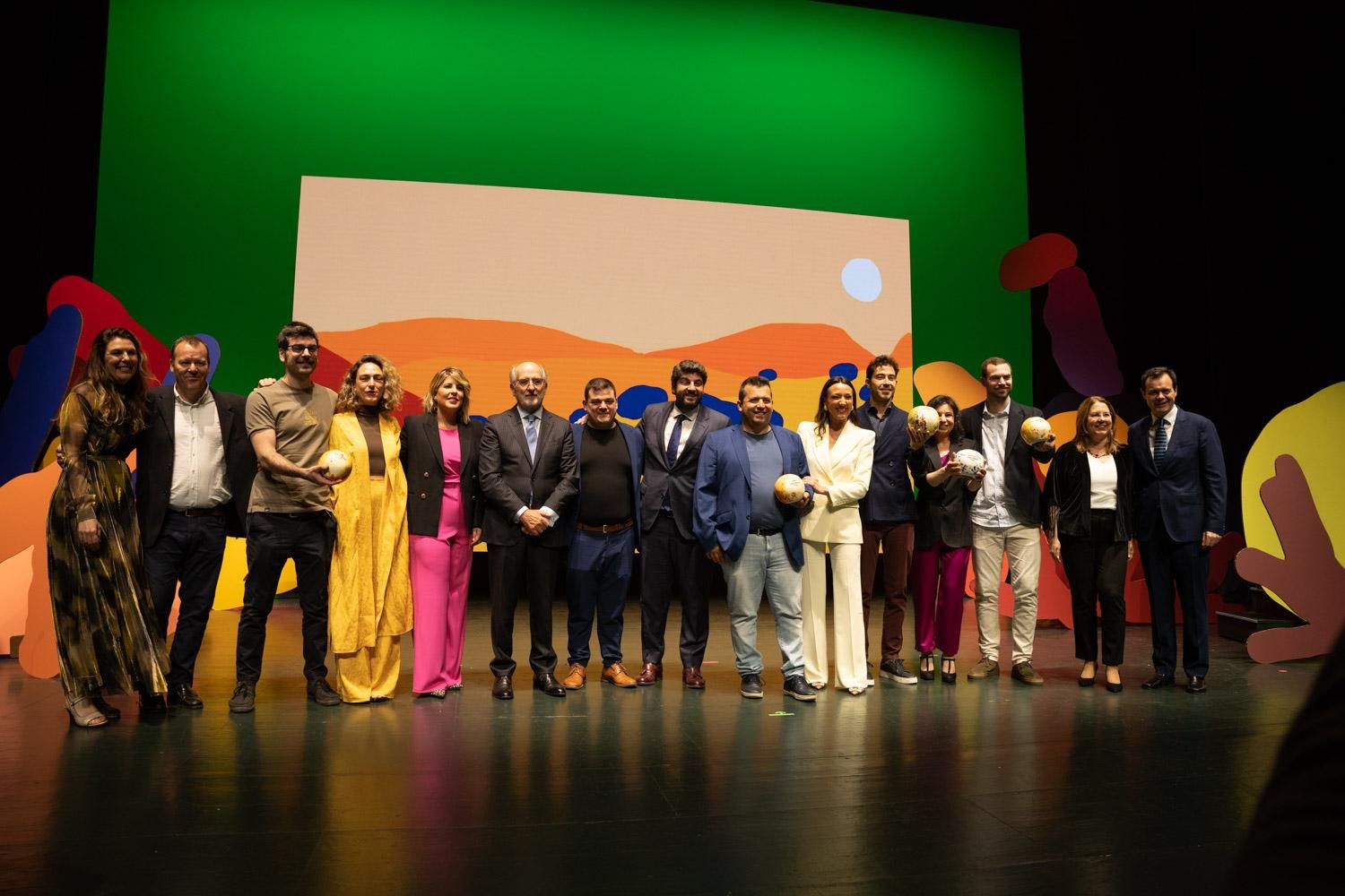 Foto de familia de los chefs murcianos galardonados con María Ritter, Pablo González-Conejero, Fernando López Miras, Noelia Arroyo, Carmen María Conesa y Visitación Martínez