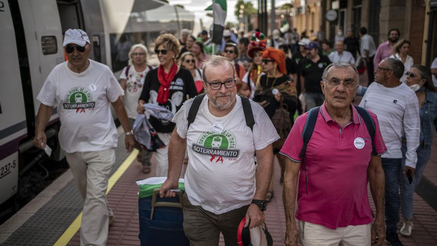 Vecinos de Navalmoral de la Mata subiendo al tren que les llevó desde su localidad a Madrid para manifestarse junto al Congreso de los Diputados por un tren digno para su comunidad.