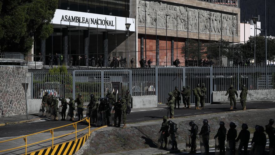 Parlamento de Ecuador inicia sesión con minuto de silencio por asesinato de cuatro secuestrados