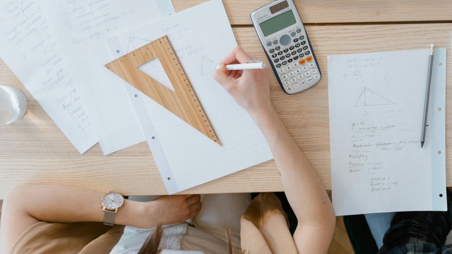 Buenas intenciones, dinero insuficiente: las dudas sobre el plan del Gobierno para reforzar Matemáticas y Lengua