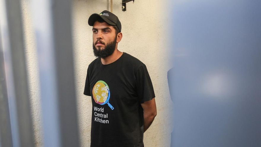 Un trabajador de WCK en la morgue a la que fueron llevados los cuerpos de sus compañeros.