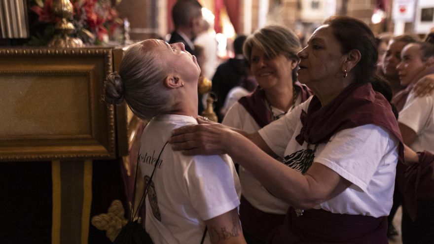 Las costaleras de la Cofradía de la Macarena y el Jesús Cautivo al término de la procesión