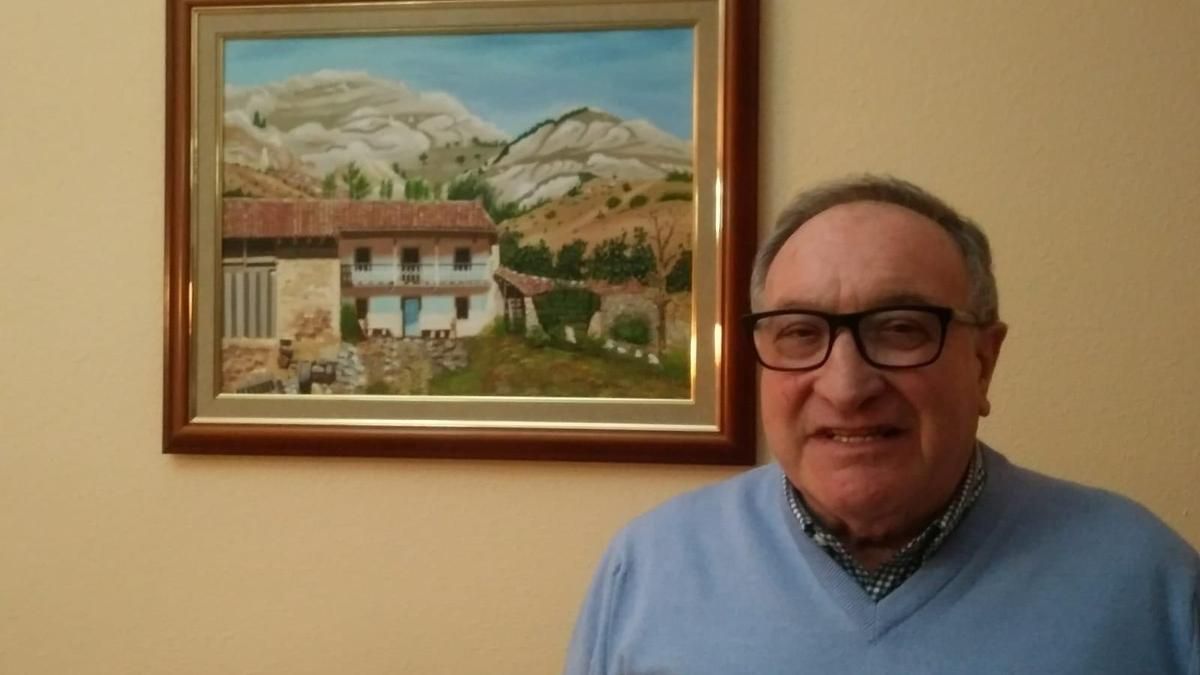 Gonzalo García Rodríguez, con un cuadro de la casa de su abuela en Anciles de fondo. 