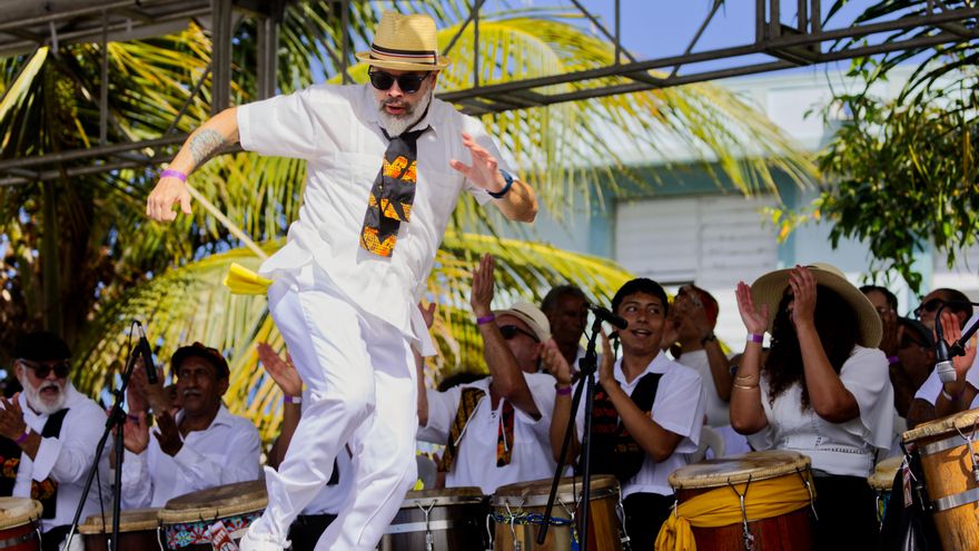 Cientos de barrileros reivindican el género de la bomba al son de tambores en Puerto Rico
