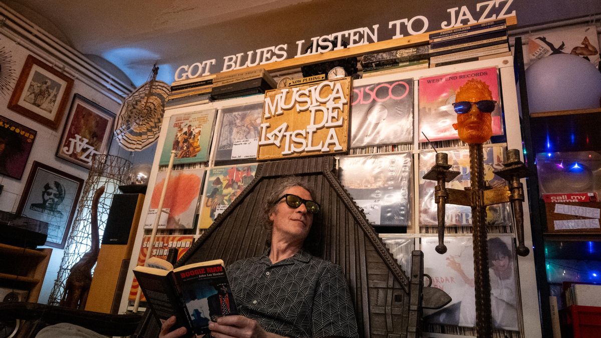 Silas Wager, el artista que convirtió una antigua panadería en un santuario musical de 12.000 vinilos