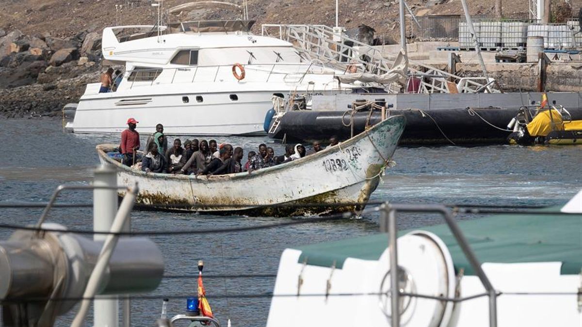 Salvamento Marítimo ha remolcado este miércoles hasta el puerto de Santa Cruz de Tenerife un cayuco con 31 inmigrantes de origen subsahariano a bordo, todos hombres, localizado en las cercanías de la costa de Güímar.