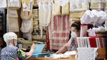 Una mujer es atendida en un comercio este martes en Valencia.