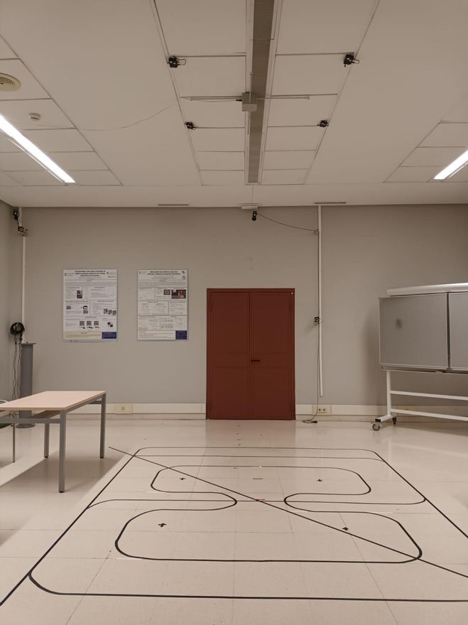 Laboratorio de Movimiento donde hay sensores en el entorno y sobre las personas