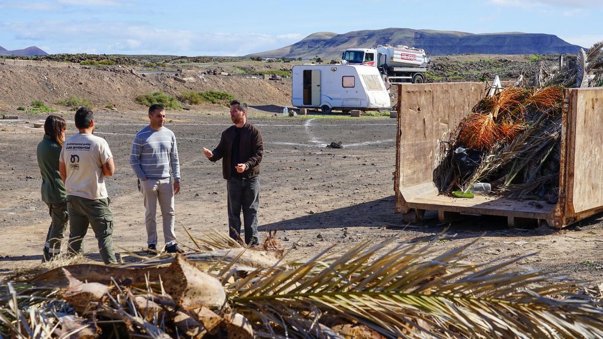 El Ayuntamiento de La Oliva retira vehículos utilizados como viviendas en El Cotillo