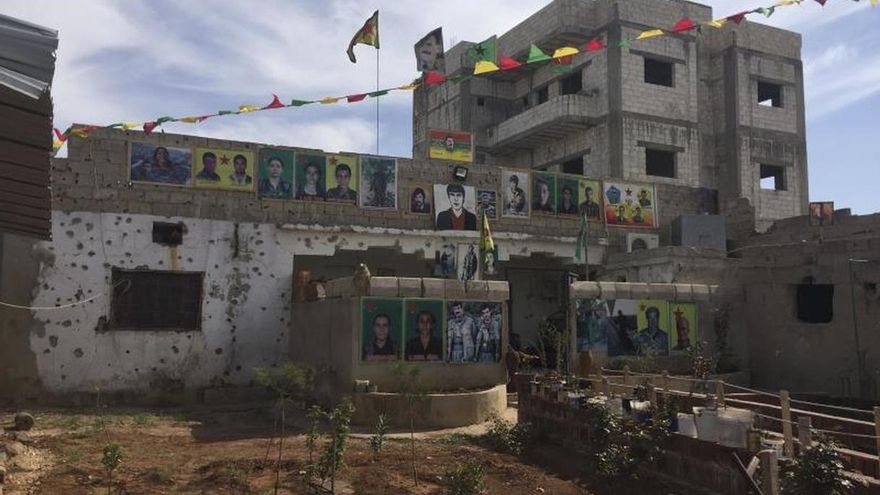 Fuerzas kurdas se retiran de Manbech por un acuerdo con el ejército sirio, ante una posible ofensiva turca