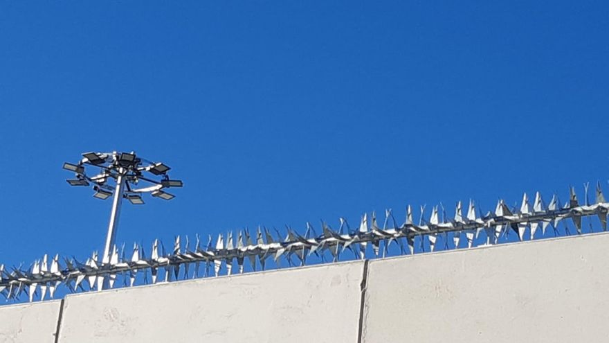 Parámetro de cemento prefabricado coronado de cuchillas como elemento para impedir la penetración en el área portuaria.