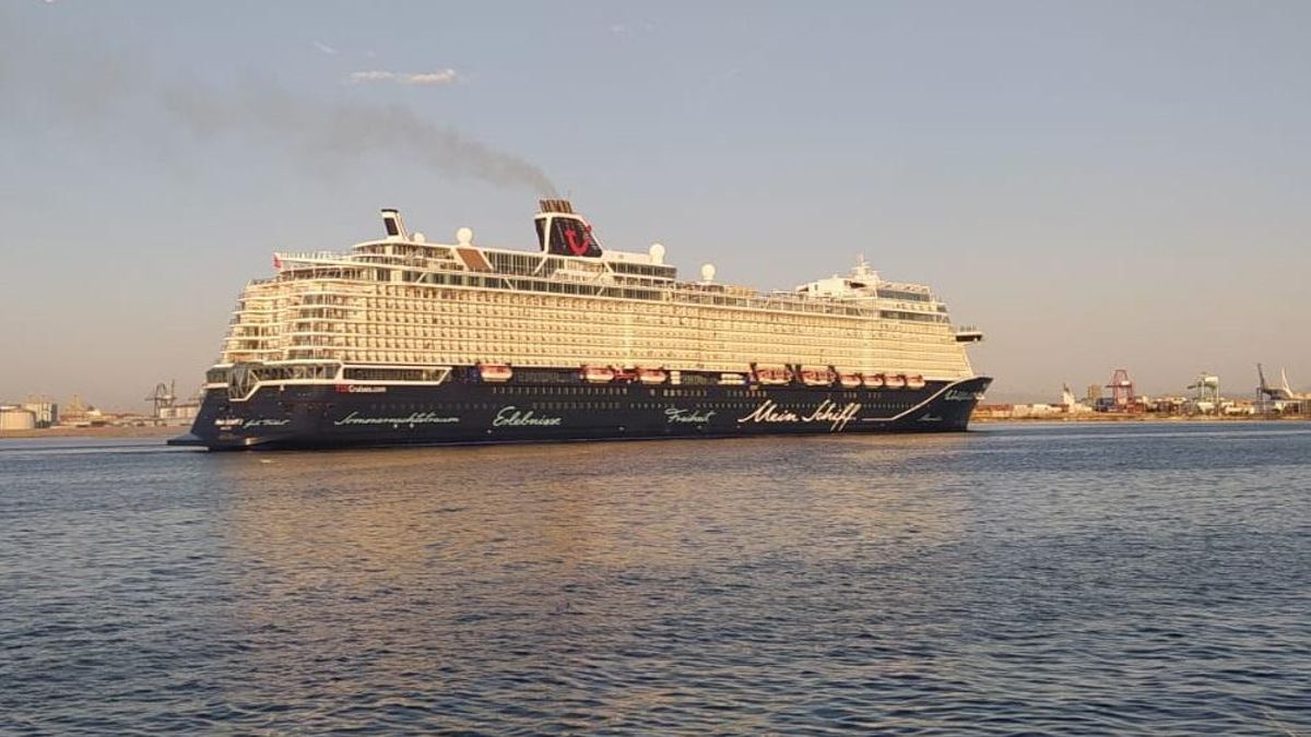 El 'Mein Schiff 2' ha sido el primer crucero en llegar a València en 15 meses.