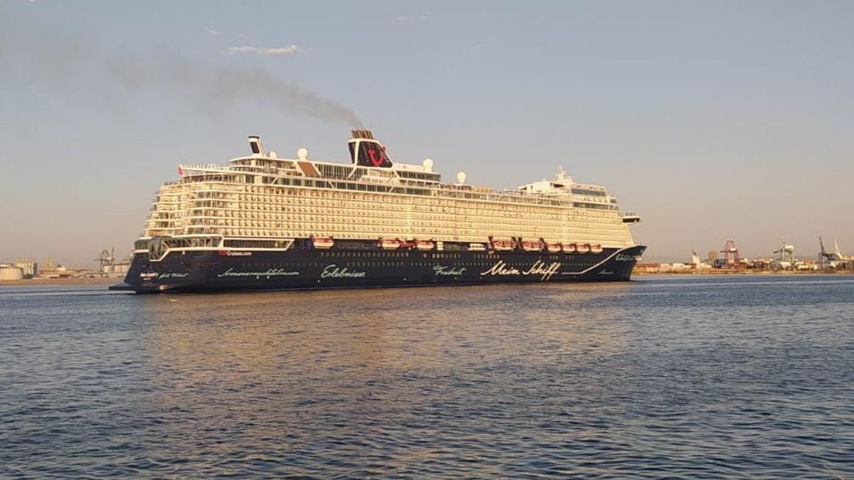 El 'Mein Schiff 2' ha sido el primer crucero en llegar a València en 15 meses.