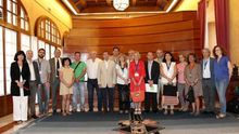Representantes de las organizaciones sociales posan junto al presidente del Parlamento / Foto: Parlamento de Andalucía
