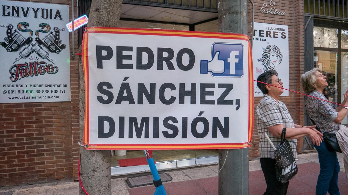Cartel que reza 'Pedro Sánchez, dimisión' en la Calle Princesa de Murcia