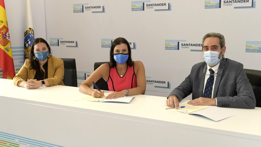 Firma del convenio del Ayuntamiento de Santander y el Colegio de Veterinarios de Cantabria.