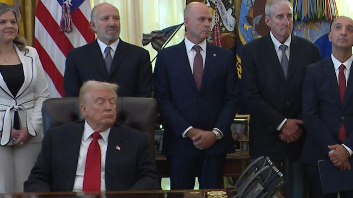 Donald Trump lucha por no quedarse dormido durante la reunión del pasado jueves