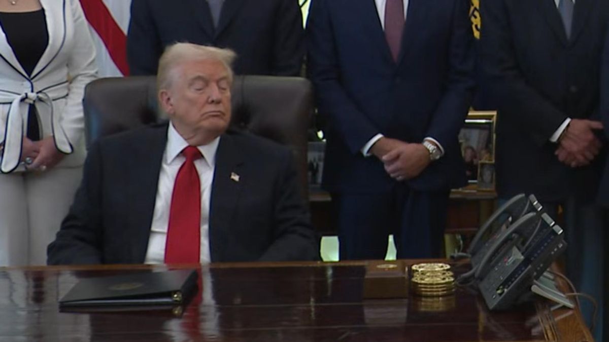 La pelea de Trump por mantener los ojos abiertos durante una reunión en la Casa Blanca