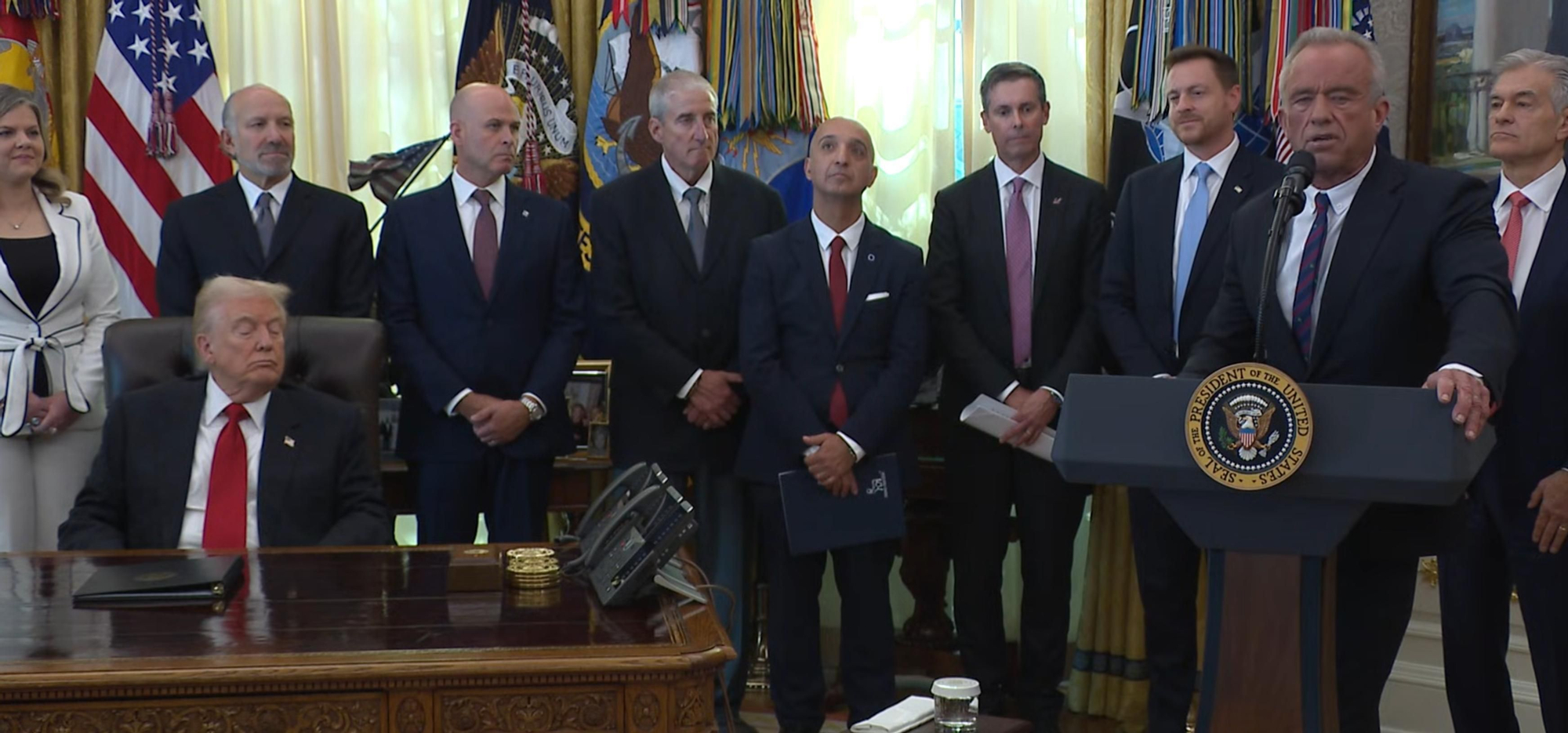 Uno de los momentos en los que Trump intenta mantenerse despierto