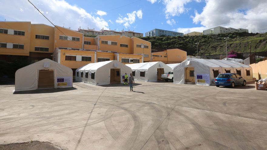 Carpas instaladas en el CEIP León, que funcionará como recurso de acogida para migrantes