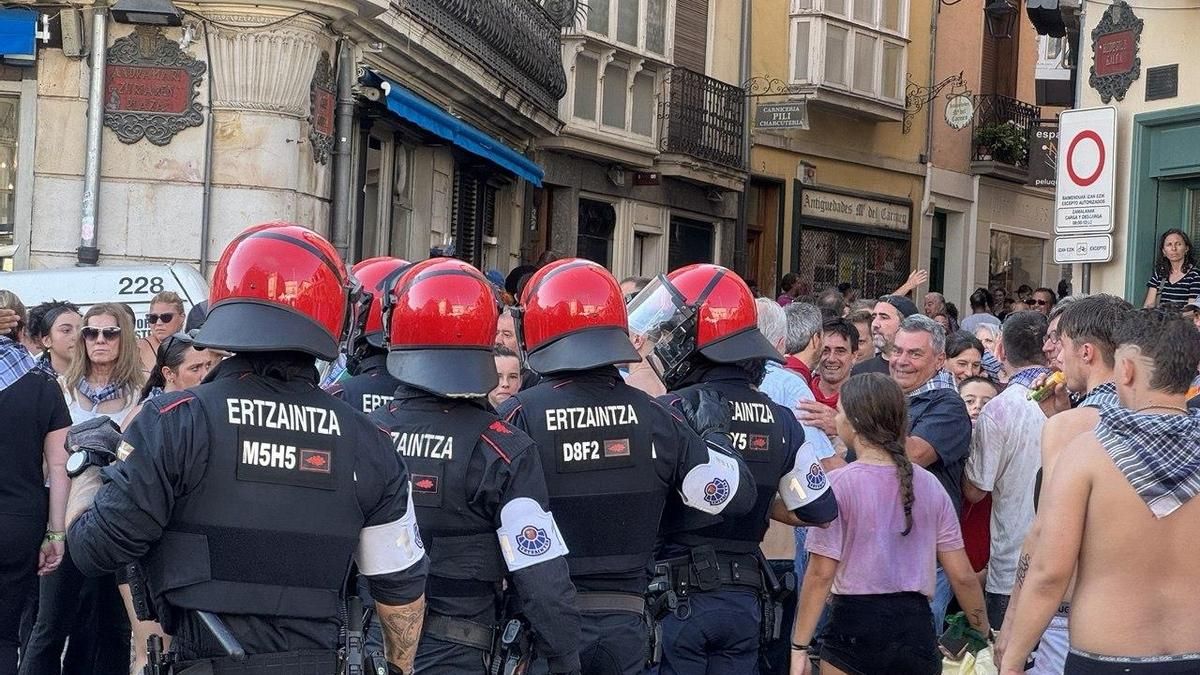 Gritos de "¡Policía, asesina!" contra la Ertzaintza a su entrada en la Virgen Blanca de Vitoria tras el final de Celedón