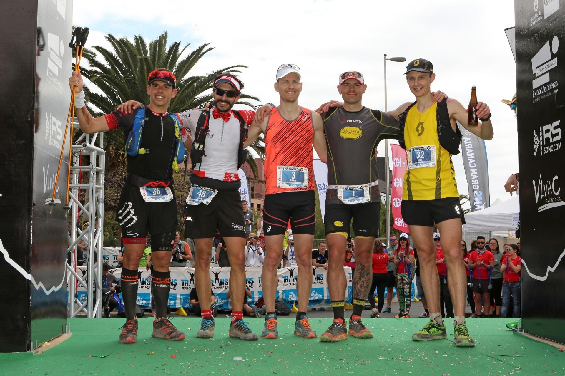 El ganador de la prueba de 125 kilómetros de la Transgrancanaria 2016 Didrik Hermansen (centro) junto a los cinco primeros clasificados. (Alejandro Ramos).