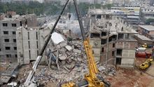 Una grúa participa en la operación de búsqueda de las víctimas del derrumbe de un edificio en Savar, Bangladesh. / Efe