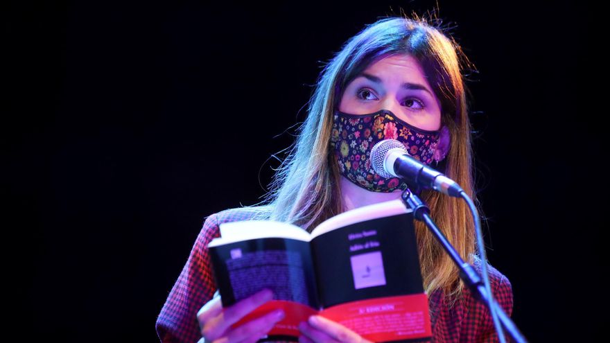 Elvira Sastre recita durante la presentación del "InverFest" 2020 en el Teatro Circo Price, en Madrid. 