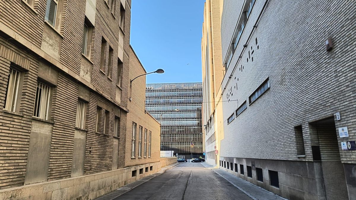 Calle del Carmelo desde María Agustín, al fondo delegación de Hacienda, Zaragoza.