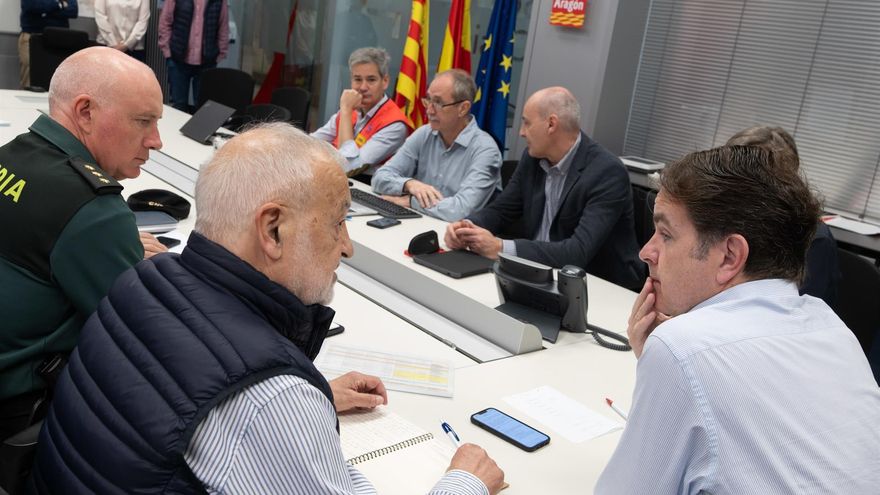 El consejero de Hacienda y de Interior, Roberto Bermúdez de Castro (a la derecha), en la reunión del Centro de Coordinación Operativa.