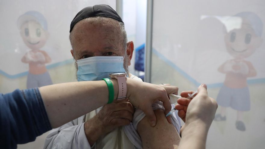 Un judío ultraortodoxo recibe la primera dosis de la vacuna contra el coronavirus, en el Arena Sports Hall de Jerusalén, convertido en un centro de vacunación masiva en Jerusalén, Israel. Israel lanzó una campaña nacional de vacunación, las personas mayores de 60 años recibirán la vacuna primero.EFE/EPA/ABIR SULTAN/Archivo