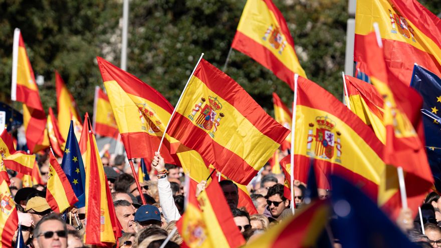 Archivo - Banderas españolas durante una manifestación contra la amnistía, en Cibeles, a 18 de noviembre de 2023, en Madrid (España).