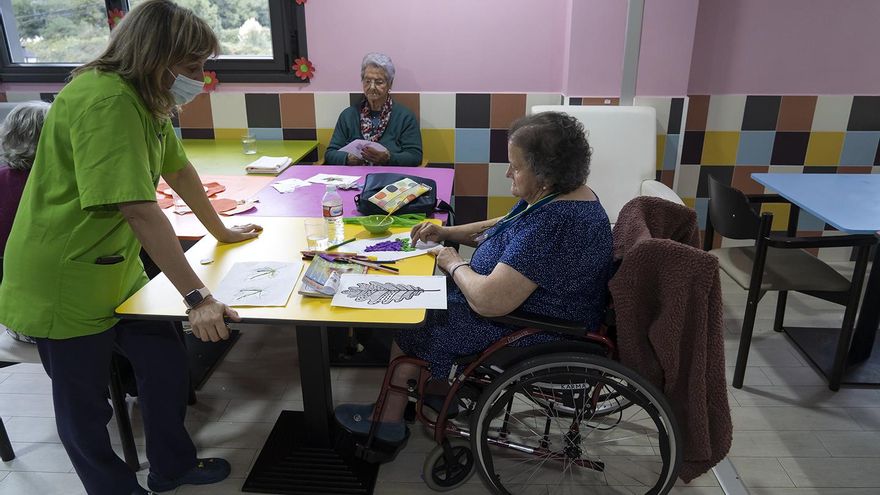 Encarna Otero, la subdirectora del centro, charla con una residente en una sala de convivencia.
