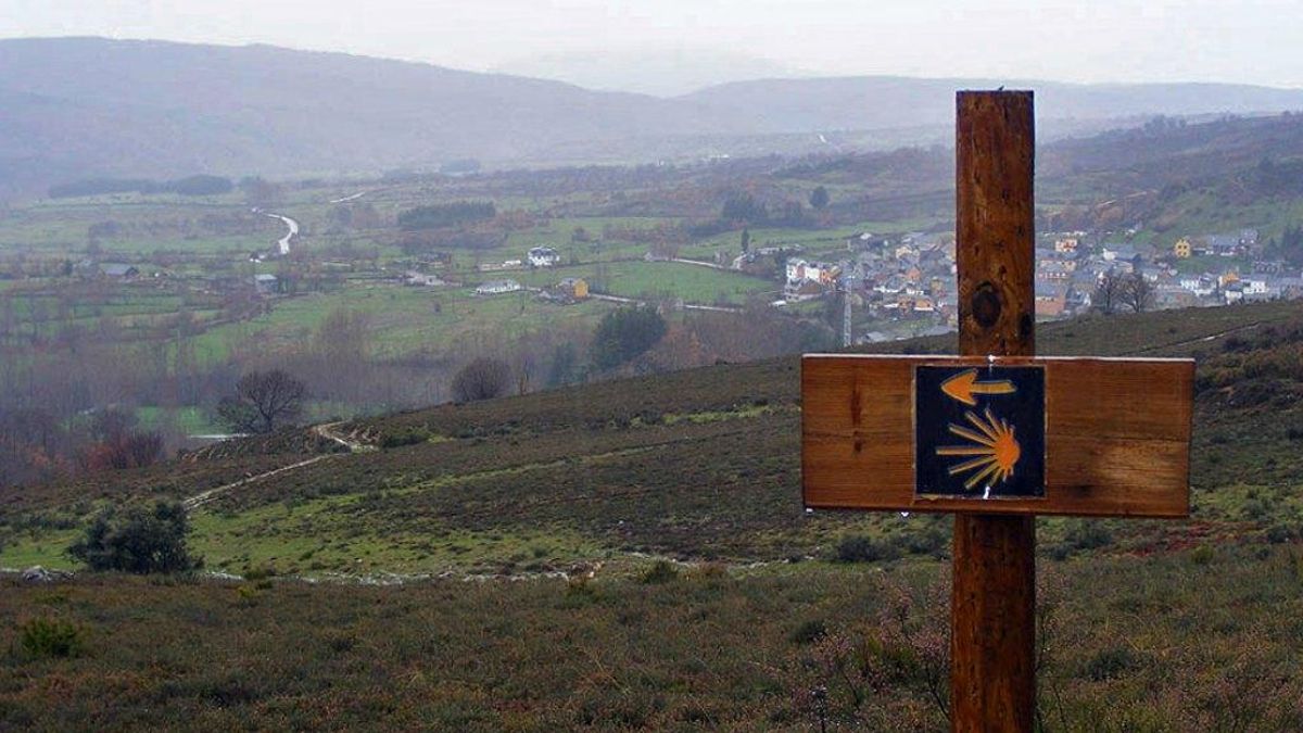 Señalización del 'Camino olvidado', que discurre en su tramo por el Bierzo Alto.
